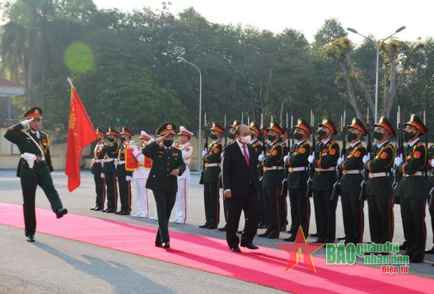 Chủ tịch nước Nguyễn Xuân Phúc thăm, làm việc tại Quân khu 4